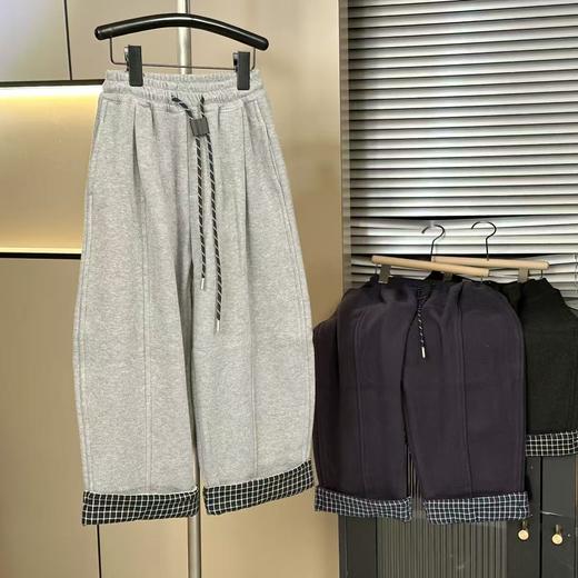 【保暖服饰丨吾家 儿童冬季加绒拼接潮酷弯刀裤】90-170码可选，内里是毛茸茸的暖绒，亲肤保暖，宽松版型不挑腿型，款式简约百搭不显臃肿，配搭简单T恤，卫衣，或者外套都好看~ 商品图3