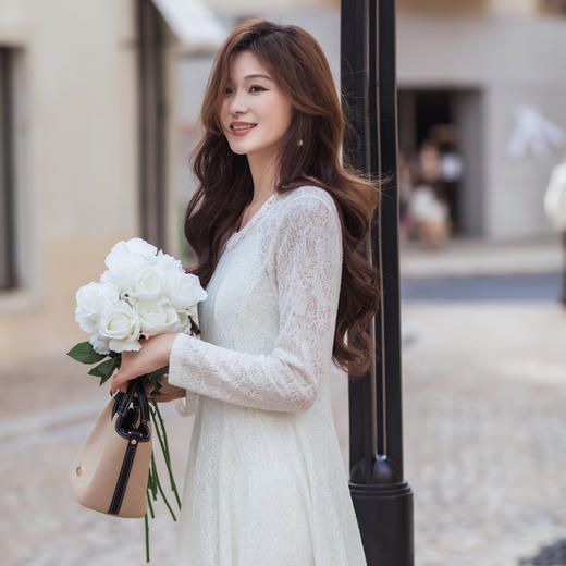 【林栖设计小店】（现货）【林栖推荐】（配可拆卸仿珍珠领）法式蕾丝手工镂空花边长袖毛衣针织连衣裙N1961290 商品图5