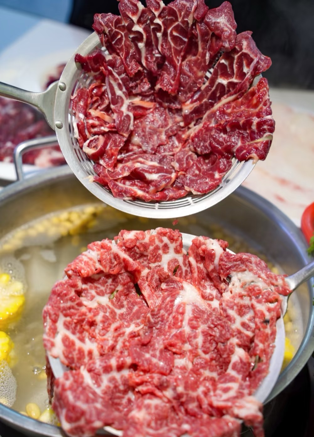 顺丰，云南小黄牛之鲜切发货【除两个套餐单排可以发货外，其他单拍规格需要任意搭配满两份以上可以发货】，4–6人套餐送牛脊骨！【新鲜现切小黄牛牛肉火锅食材】嫩到发指，空口吃就满口牛肉香基地直邮