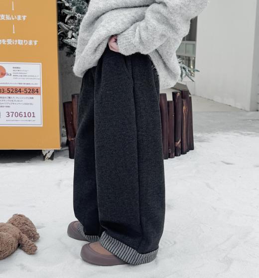 【保暖服饰丨吾家 儿童冬季加绒拼接潮酷弯刀裤】90-170码可选，内里是毛茸茸的暖绒，亲肤保暖，宽松版型不挑腿型，款式简约百搭不显臃肿，配搭简单T恤，卫衣，或者外套都好看~ 商品图2