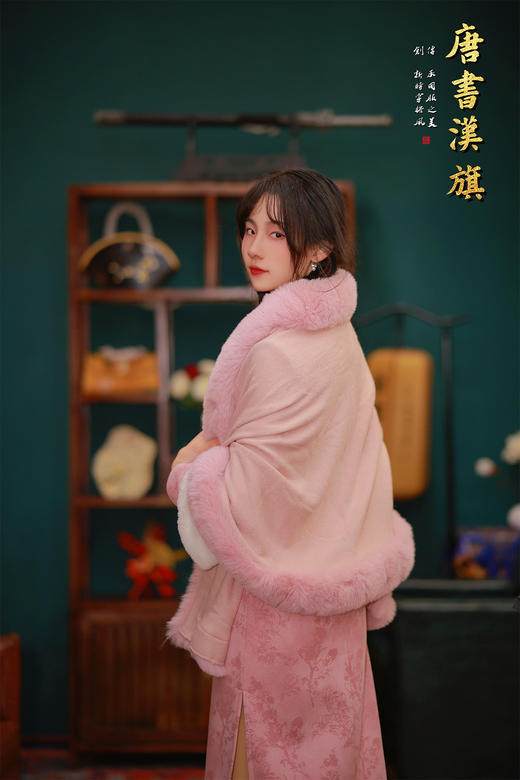 【粉梅绒】柔粉绒边改良旗袍，领口+袖口拼接加绒，内里加绒锁温，清冷天气里裹满温柔，淡粉底暗纹提花，斜襟盘扣+绣花点缀，自带江南闺秀的婉约气质， 商品图3