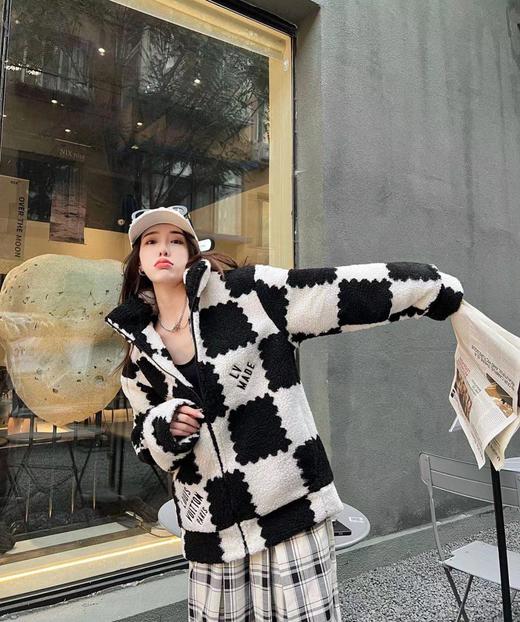D111947联名款棋盘格子刺绣logo字母情侣立领羊羔毛外套 商品图4