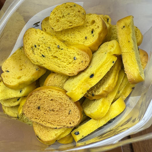 【临安美食】馒头干200g/包，不添加任何添加剂防腐剂，不加白砂糖调味，仅使用小麦粉、南瓜、牛奶、鸡蛋、黑芝麻制作，入口有南瓜的清甜，回味是奶香味。 商品图2