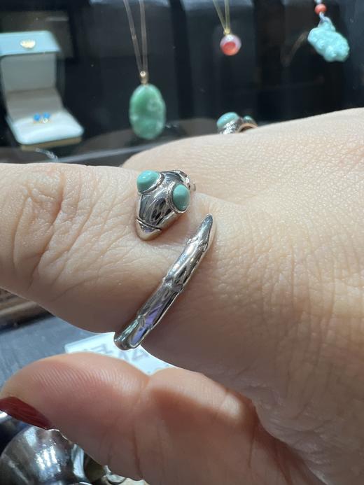 15天发货，需开证书【绿松专场】戒指、耳饰、项链、吊坠，有素料款，也有铁线款！受里面铜和铁含量影响，天蓝色、湖蓝色、绿色，色彩丰富~天然宝石几乎都有瑕疵，有点铁线、白点都是正常的，这也是它的独特之美 商品图7