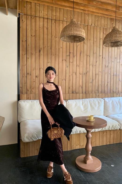 SIA SAYLOR 高级感礼服丝绒飘带荡领吊带连衣裙 21625 商品图10