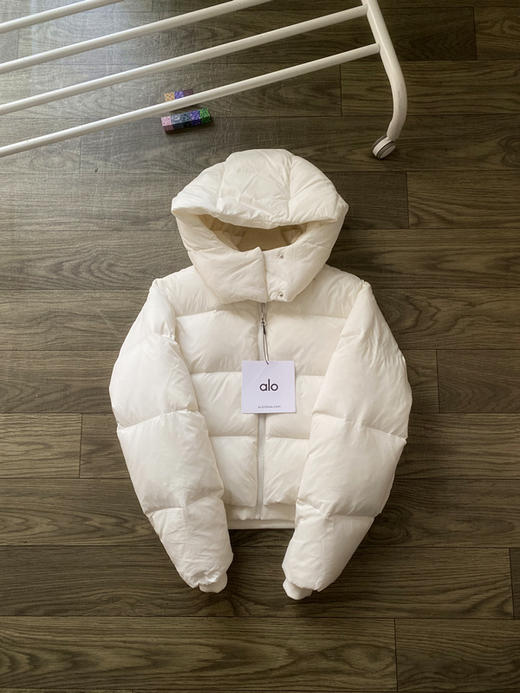 ALO女短款纯色连帽立领保暖可调节抽绳长袖羽绒服 商品图2