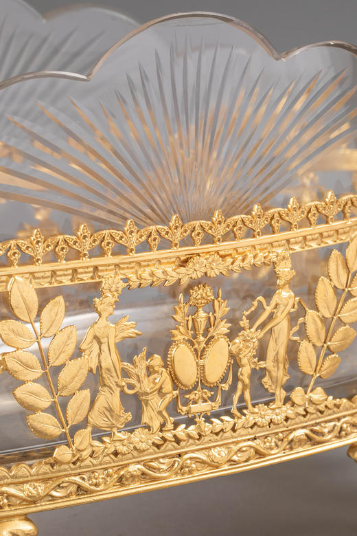 独角鹿西洋古董19世纪法国出品女神齐舞主题铜鎏金精雕装饰花瓣形水晶内里卷叶纹双耳花果樽 商品图8