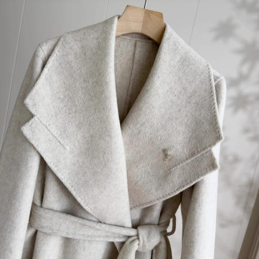 「自」全新升级【铂金会员661/天猫889/差价228】(02356)洛诗琳高级感大翻领系带羊驼毛大衣2025秋冬双面羊毛外套 商品图1