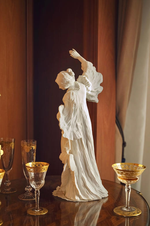 独角鹿西洋古董2016年代法国御窑塞弗尔签名出品Agathon Léonard设计飘带舞者系列人物主题素胎瓷作品《穿舞鞋的舞者》 商品图1