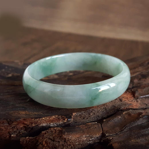 【天然正品】A货翡翠天然细腻无纹裂飘蓝花糯冰种55.5号贵妃翡翠手镯55.5号（皆取最大值）女士230325AH27特价：980元 商品图3