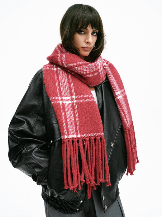 TR她热 雪国格调 红白格纹提花复古保暖百搭长款流苏围巾 商品图4