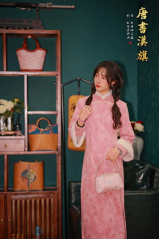 【粉梅绒】柔粉绒边改良旗袍，领口+袖口拼接加绒，内里加绒锁温，清冷天气里裹满温柔，淡粉底暗纹提花，斜襟盘扣+绣花点缀，自带江南闺秀的婉约气质， 商品图7