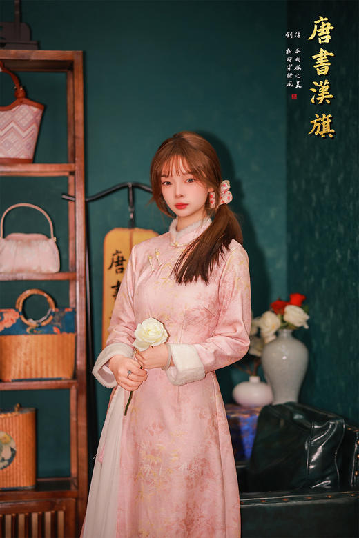 【桃苑金竹】柔粉竹韵加绒改良旗袍，立领斜襟+A字长裙，适配日常的改良剪裁，显瘦不挑身形，小个子也能穿出优雅比例，淡粉底晕染竹枝暗纹，腰间绣片+流苏挂坠点缀，自带江南温婉滤镜 商品图4
