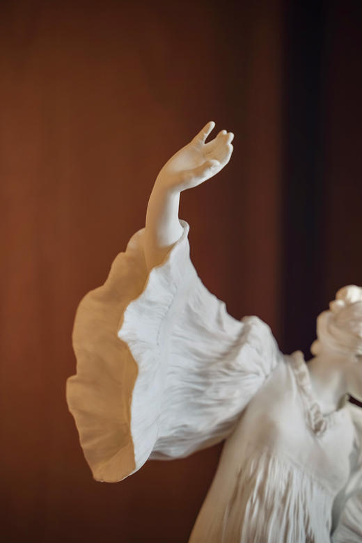 独角鹿西洋古董2016年代法国御窑塞弗尔签名出品Agathon Léonard设计飘带舞者系列人物主题素胎瓷作品《穿舞鞋的舞者》 商品图4