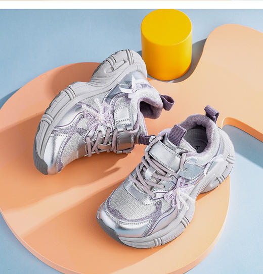 【英氏YeeHo0童鞋冬季魔术贴甜酷运动鞋YHFEL2542302】英氏运动鞋的设计紧跟潮流，如冬季加绒款采用独特的设计线条，流畅又动感，还有撞色拼接等设计，能轻松打造出潮娃造型。 商品图3