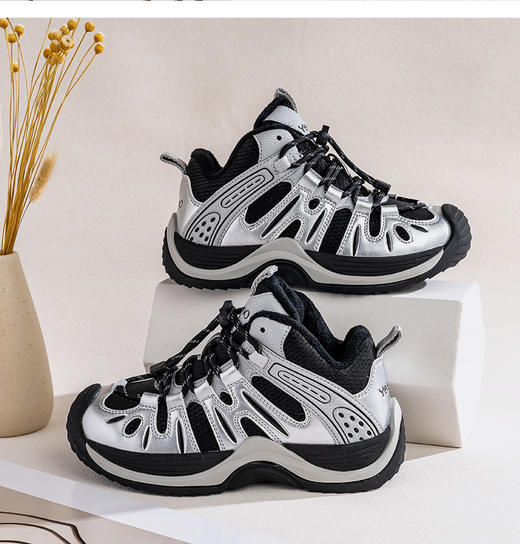 【英氏YeeHo0童鞋冬季猪鼻扣运动鞋YHBS2541905】英氏运动鞋的设计紧跟潮流，如冬季加绒款采用独特的设计线条，流畅又动感，还有撞色拼接等设计，能轻松打造出潮娃造型。 商品图1