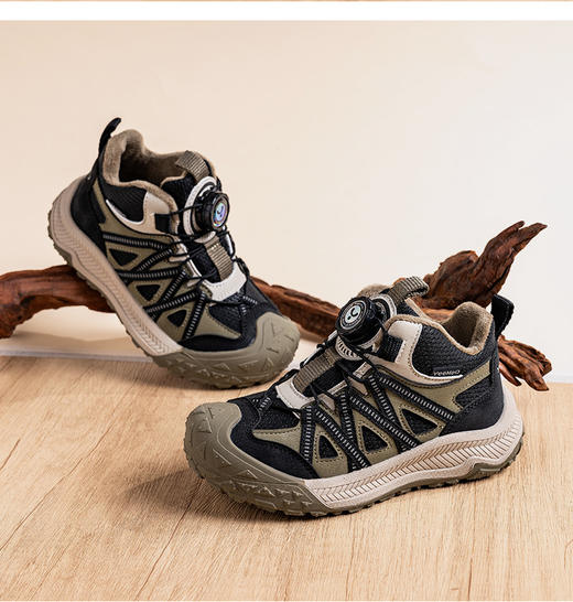 【英氏YeeHo0童鞋冬季保暖加绒旋转纽扣运动鞋YHBS2541904】英氏运动鞋的设计紧跟潮流，如冬季加绒款采用独特的设计线条，流畅又动感，还有撞色拼接等设计，能轻松打造出潮娃造型。 商品图3