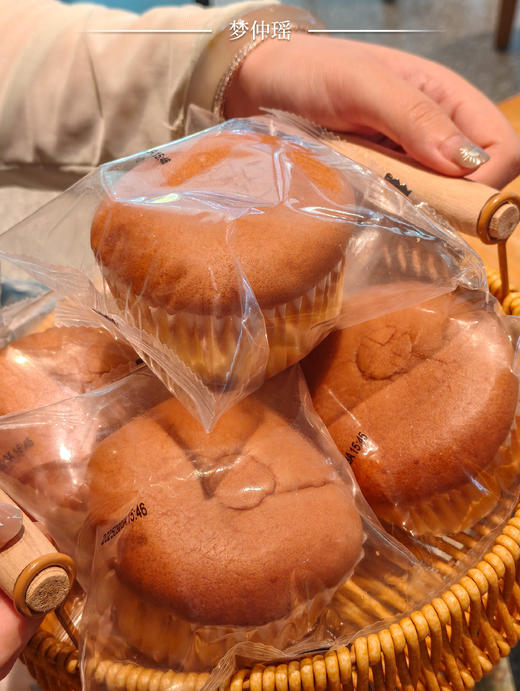 ☁️ 梦仲瑶新品云朵舒芙蕾蛋糕 · 入口即化的温柔💕 仿佛把天空中的云朵摘下来 轻轻咬一口，空气感在舌尖融化 蓬松、绵软、duang duang的触感 商品图6