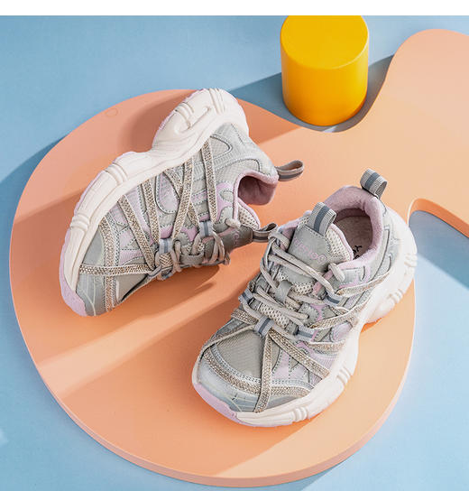 【英氏YeeHo0童鞋冬季魔术贴运动鞋YHFEL2542301】英氏运动鞋的设计紧跟潮流，如冬季加绒款采用独特的设计线条，流畅又动感，还有撞色拼接等设计，能轻松打造出潮娃造型。 商品图1