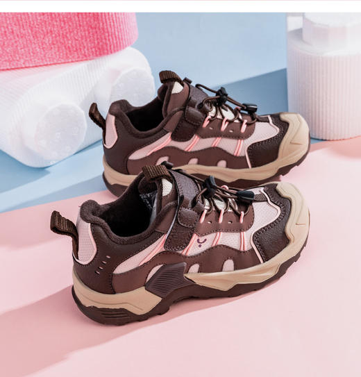 【英氏YeeHo0童鞋冬季魔术贴猪鼻扣运动鞋YHYLF2541802】英氏运动鞋的设计紧跟潮流，如冬季加绒款采用独特的设计线条，流畅又动感，还有撞色拼接等设计，能轻松打造出潮娃造型。 商品图1