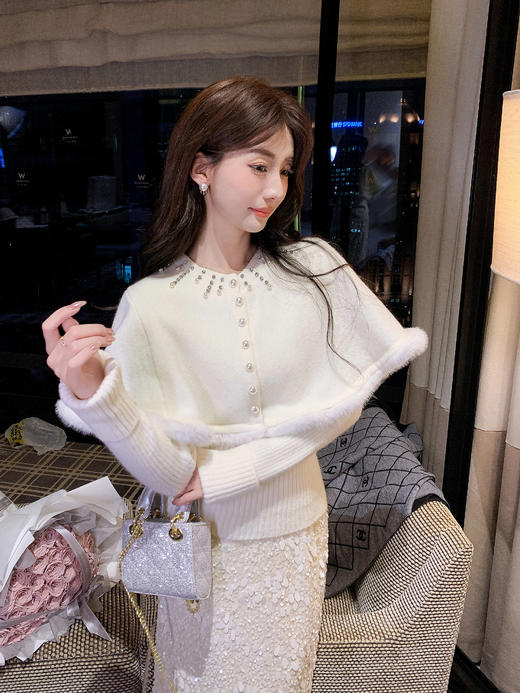 张心子【富士山下】秋冬珍珠镶钻斗篷针织衫两件套套装 U2511069 商品图3