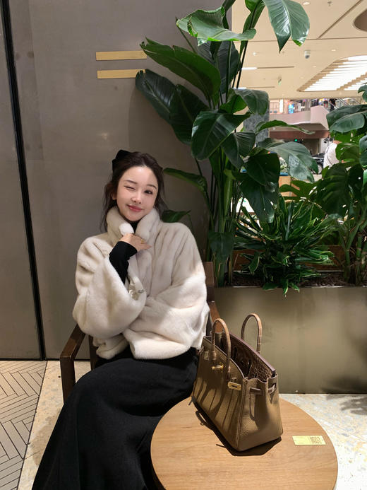 Read Nameless /很年轻的一款水貂+黑色加绒鱼尾裙 2025/11/20 商品图11