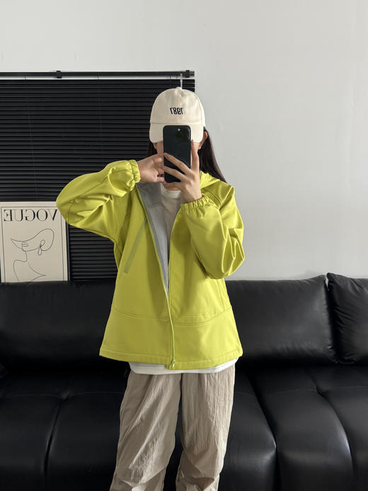 品牌直发，亲子装更优惠！【韩国saeul山系软壳冲锋外套】三防面料，⁩防水、⁨防污、‪防油、内里摇粒绒内胆，⁧琐温防风，保暖透气颜值设计 6色可选，男女童同款 成人码段150-170 商品图6