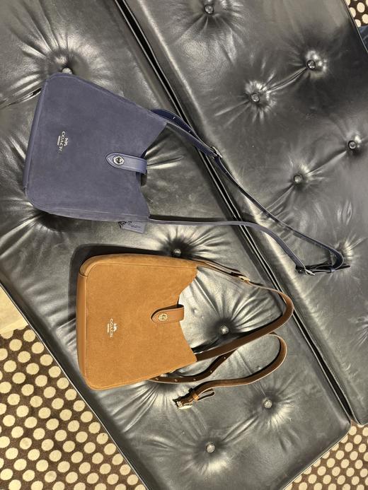 到手价1899元 Coach新品Hadley 腋下斜挎包，洋气翻毛皮棕色真的有气质 尺寸25x24x8cm 美国代购，无中文标签，介意慎拍 商品图5