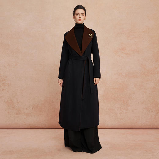QH924斯尔丽25新款含羊绒性强修身气质高雅流金蝴蝶胸花长款羊毛大衣 商品图3