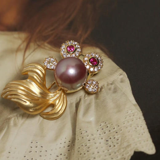 小鱼胸针，游来游去，淡淡的活，顺顺的过，可爱的顶级心态如是～～～ji光珍珠，纯天然色，约10-12mm 商品图0