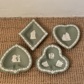 英国Wedgwood Jasperware浮雕陶瓷扑克系列首饰盘 鼠尾草绿