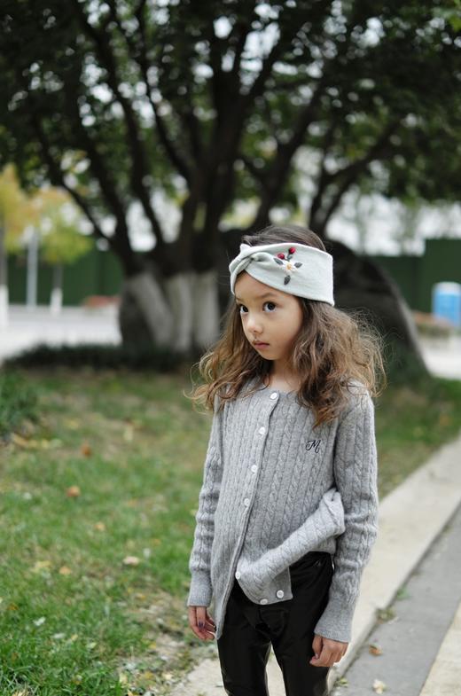 🎁【满赠活动】MOKA莫卡儿童羊绒衫 都市节奏系列（亲子-经典小绞花纽扣开衫） 商品图4