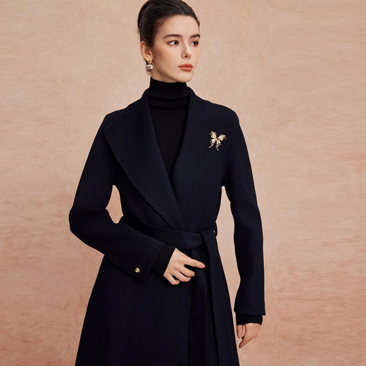 QH924斯尔丽25新款含羊绒性强修身气质高雅流金蝴蝶胸花长款羊毛大衣 商品图8