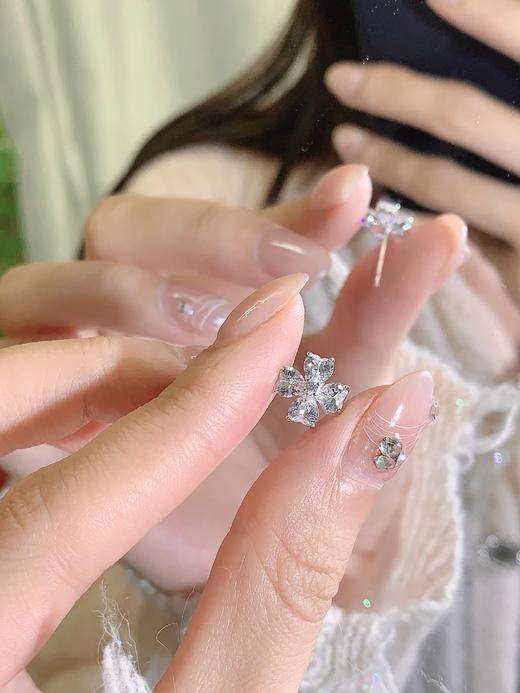 卡蒂罗KADER 星愿四叶草耳钉 925银甜美爆闪小众轻奢时尚闪钻设计经典耳饰 精致小巧灵动吸睛不易撞款养耳洞闺蜜 商品图3