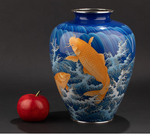 独角鹿西洋古董20世纪日本大正时期七宝烧巨匠安藤重兵卫出品「遊鯉」主题纯银胎七宝烧赏瓶 带原木盒 商品图1