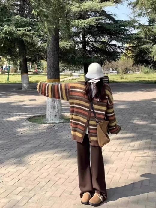 D112036日式复古V领条纹柔软舒适针织毛衣外套 商品图3