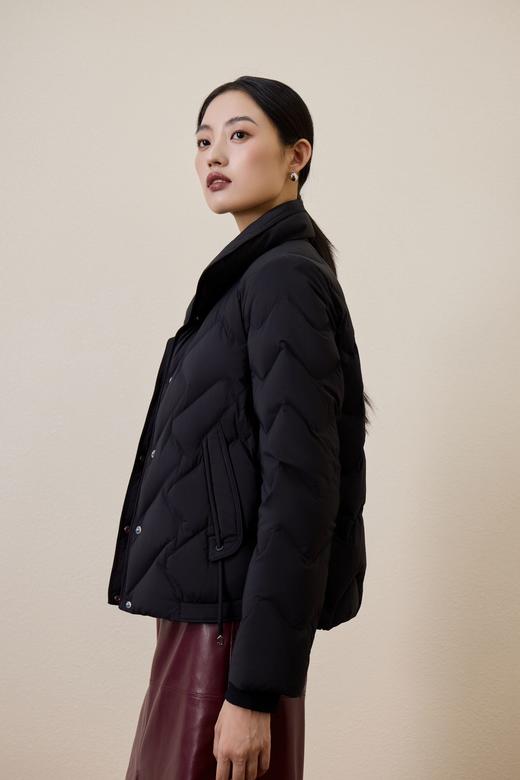 伯妮斯茵 | 简约通勤 短款立领白鸭绒羽绒服 波浪绗缝工艺 轻盈保暖 日常通勤款  SZ6R20 漆黑色 商品图3