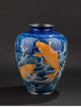 独角鹿西洋古董20世纪日本大正时期七宝烧巨匠安藤重兵卫出品「遊鯉」主题纯银胎七宝烧赏瓶 带原木盒