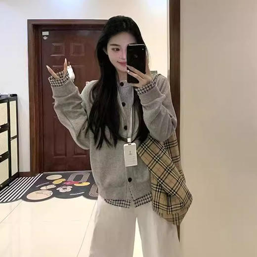 西遇假两件格子拼接毛衣外套女冬新款学院风圆领灰色针织开衫SS051855 商品图3