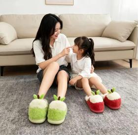 2025秋冬新品首发福利 39.9拿下『YY小苹果亲子款棉拖鞋LH8522』2025秋冬新品首发福利，每一脚都是又暖又软的感觉✅饱满立体的小苹果造型 甜美又可爱