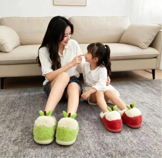 2025秋冬新品首发福利 39.9拿下『YY小苹果亲子款棉拖鞋LH8522』2025秋冬新品首发福利，每一脚都是又暖又软的感觉✅饱满立体的小苹果造型 甜美又可爱 商品图0