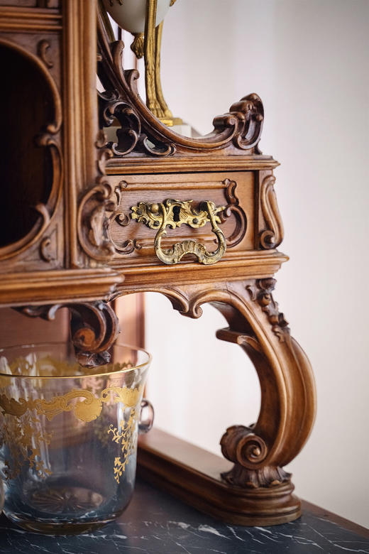 独角鹿西洋古董1890年代法国出品路易十五风格花卉卷叶纹胡桃木精雕装饰大理石台面大型边柜 商品图8