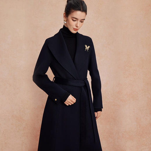 QH924斯尔丽25新款含羊绒性强修身气质高雅流金蝴蝶胸花长款羊毛大衣 商品图7