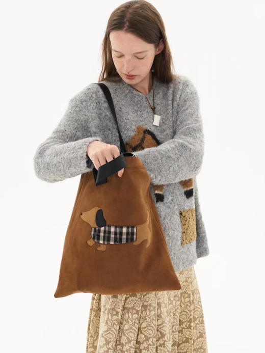 local tag/lt25awk54/穿格纹外套的小狗 暖棕麂皮重工贴布绣托特 商品图1