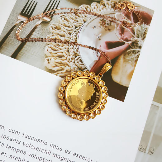 【天然正品】AU750配足金简约时尚设计师款女王纪念币0.5克拉钻石吊坠项链 链长：45CM（长度可调节）女士221025NJS17 商品图4