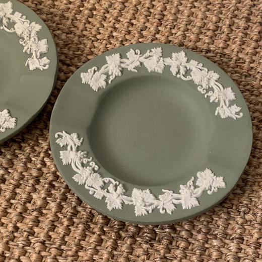 英国Wedgwood Jasperware浮雕陶瓷烟缸 鼠尾草绿 商品图1