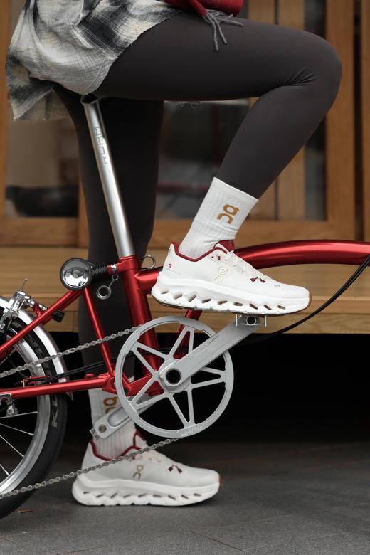 【双旦活动特惠：奥莱特卖场】On昂跑 限定款 Cloud X 4 &On昂跑 Cloudtilt 下单随机赠同品牌袜子一双 商品图0