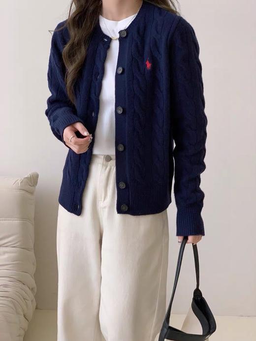 点此购买 拉夫秋冬季女士战马刺绣麻花针织毛衣开衫 mp 336075 商品图7