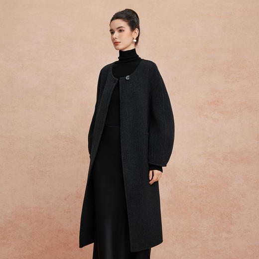 QH946斯尔丽2025新款含羊绒设计感亮片套头围巾松弛老钱风高级出片大衣 商品图2