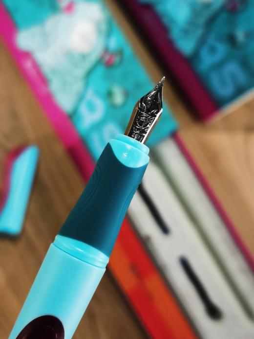 毕加索小怪兽钢笔 | 轻量人体工学设计、矫正握姿、书写更轻松、搭配非碳素墨囊、即插即用、流畅不堵笔、创意外观+实用功能、练字&记笔记 一‘笔’搞定！ 商品图1